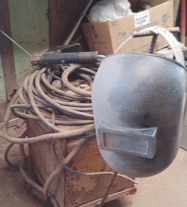 equipamento de soldagem e máscara