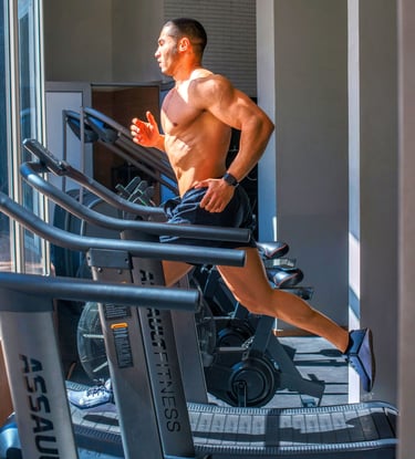 Homem correndo na esteira em alta intensidade, representando treino de cardio para queima de gordura