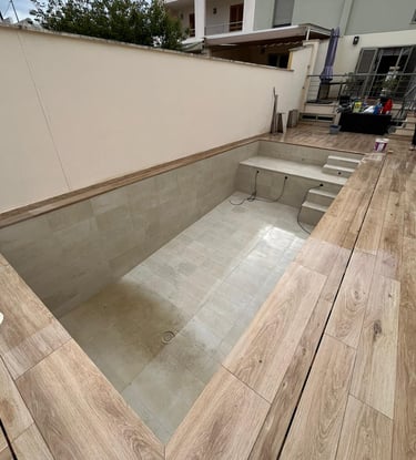 Construcción y mantenimiento de piscina en Mallorca con diseño personalizado y materiales resistentes