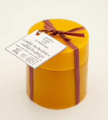 Medus su imbieru. Medus vaško pakuotėje.