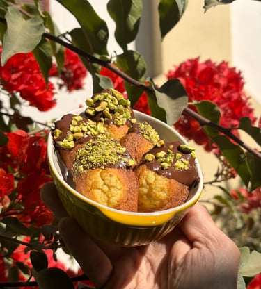 Madeleines bañadas en chocolate con pistachos