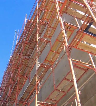 Periyodik muayene ve kontrol yapılan fabrika ekipmanları, iş güvenliği standartlarını destekler.