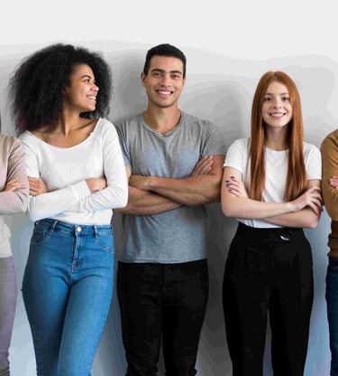 grupa szczęsliwych dorosłych