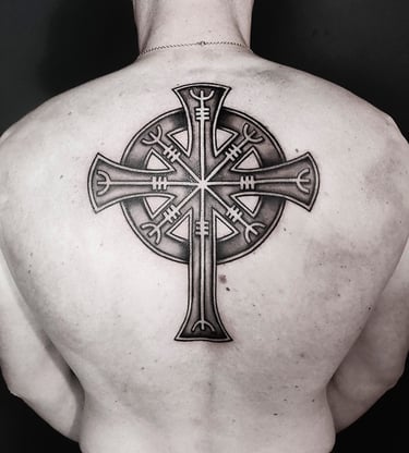 Tatouage d'une croix celtique dans le dos.
