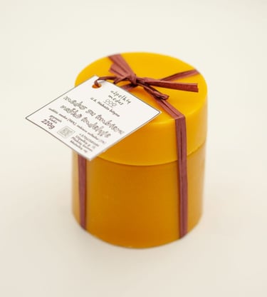 Medus su imbieru. Medus vaško pakuotėje.