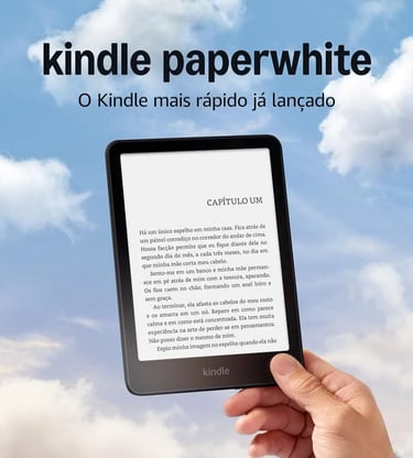 A person holding the new Amazon Kindle Paperwhite e-reader showing Portuguese text against a blue sky with clouds.