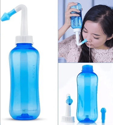 una mujer haciendo una lavado nasal un dispensador genérico