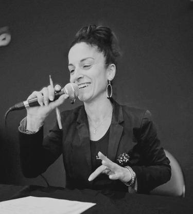 photographie en noir et blanc de la présidente de l'association des pros de sto Emilie Arteil