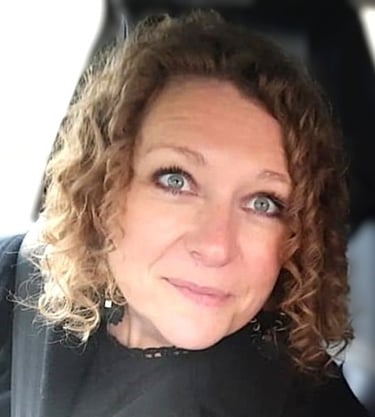 Portrait de Mélanie, fondatrice d’UP2MEL, créatrice d’histoires et de métamorphoses