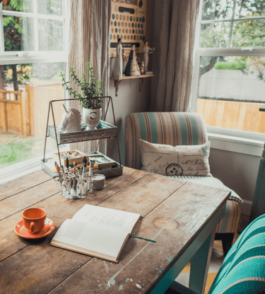 pièce chaleureuse déchargée d'énergies négatives 