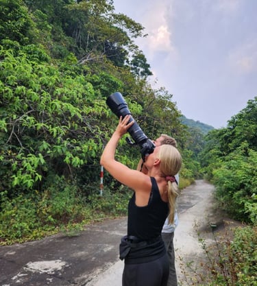 A customer with huge camera enjoy taking picture of the langur in Da Nang.