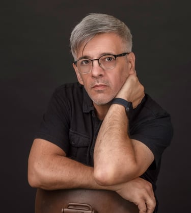 Retrato de Diego Salcedo, fotógrafo profesional en Johns Creek y Atlanta.