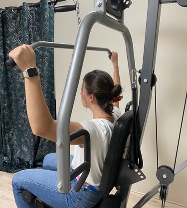 Une machine multifonction pour renforcer les muscles des bras et des jambes.