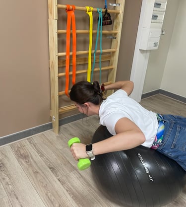 Un ballon pour renforcer le tronc, l'équilibre et la coordination.