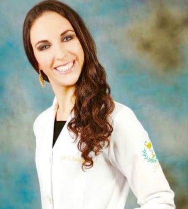 mulher de jaleco sorrindo