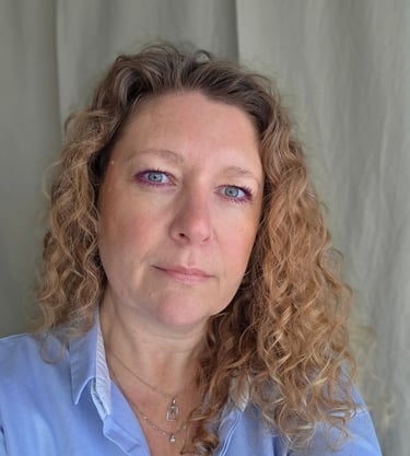 Portrait de Mélanie, fondatrice de la marque UP2MEL, créatrice de sacs et accessoires upcyclés