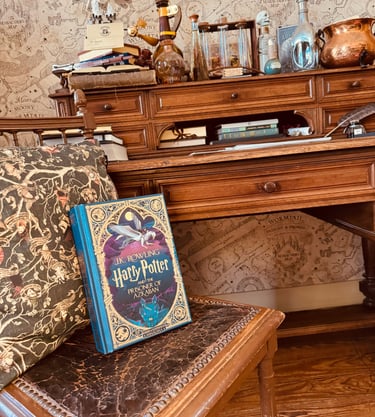 Coin lecture décoré avec un roman Harry Potter et des accessoires de lecture faits main