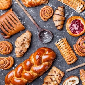 de nombreuses gourmandises sucrées et des ustensiles de cuisine sur un plan de travail