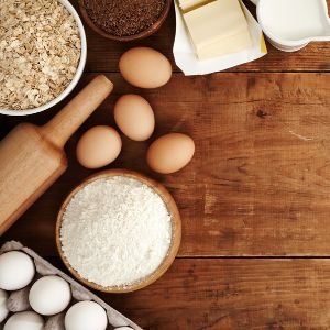 des ingrédients et ustensiles de cuisine sur un plan de travail en bois