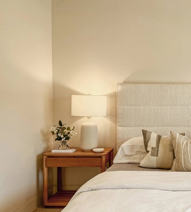 Un lit et une table de nuit avec une harmonie de beiges, pour une ambiance épurée et zen