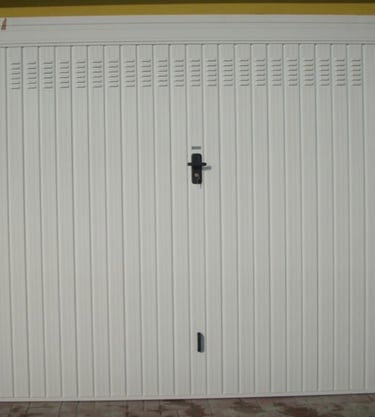 Installazione e riparazione di basculanti e serrande eseguita da fabbro a Abbiategrasso