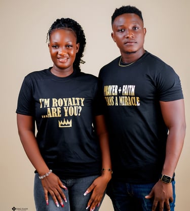 2 models wearing the same T-shirt with different faith wordings.
