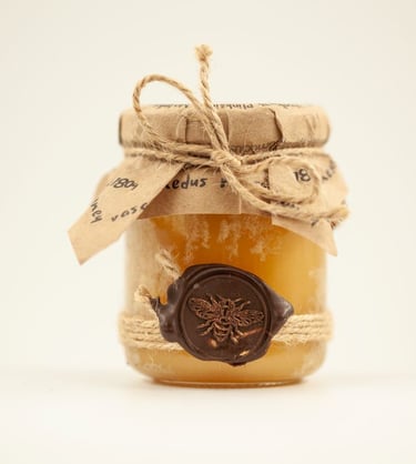 Pievų medus. Laukinių pievų. Vasaros medus. Vaistažolių medus. Liepų medus.