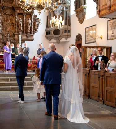 flot dyb ryg I brud i brudekjole op af kirkegulvet