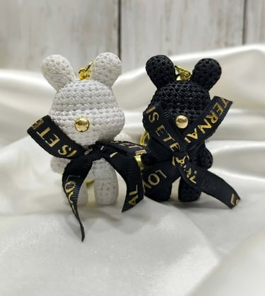 Porte-clés élégant et symbolique, accessoire raffiné pour tous les styles.
