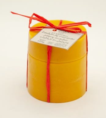 Medus vaško indelyje. Vaško pakuotė. Tvarumas. Pievų medus. Medus vaško pakuotėje.