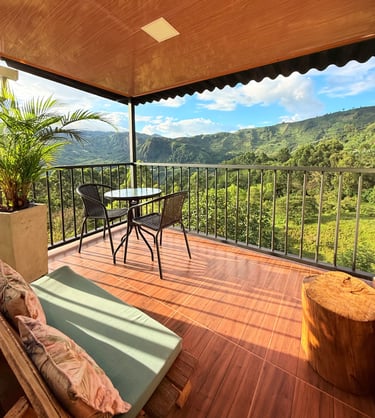 Balcón con vista a las montañas