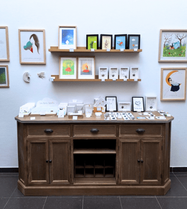Meuble ancien en bois servant de présentoir avec des étagères murales