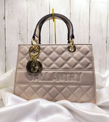 Sacs, portefeuilles et pochettes femme – chic et pratique.