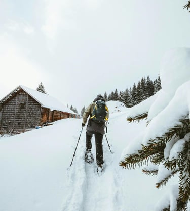 persona caminando con raquetas de nieve