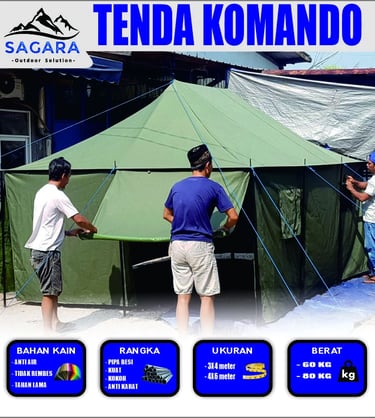 3 orang sedang mendirikan tenda regu komando yg berukuran 4x6m
