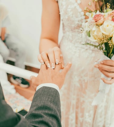 Novia preparándose antes de su boda en Bogotá — fotógrafo de bodas TheLens.