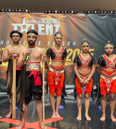 Groupe de danseurs en tenue traditionnelle lors d'un casting du Casting Tour Talent 2025