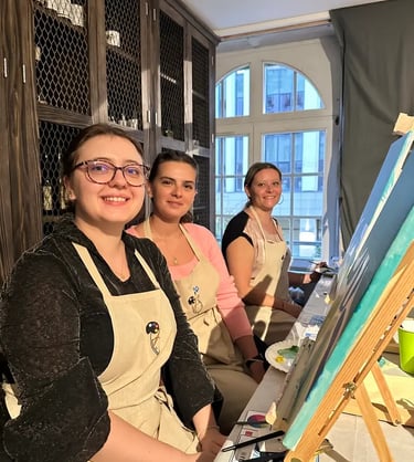 Atelier peinture convivial Creative Apéro à Strasbourg participants souriants