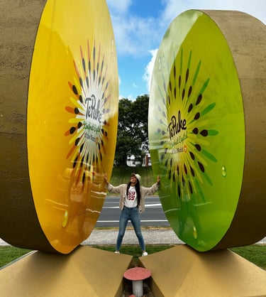 Mar en la estatua del kiwi gigante de Te Puke