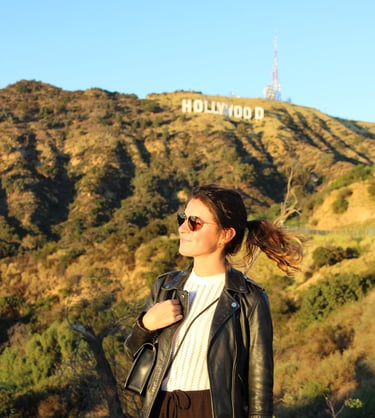 photo-woman-hollywood-sign-background-los-angeles