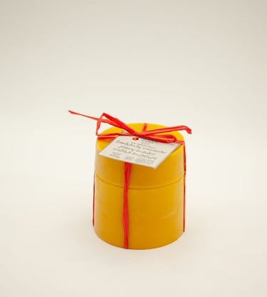 Medus vaško indelyje. Vaško pakuotė. Tvarumas. Pievų medus. Medus vaško pakuotėje.