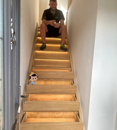 oak stairs with hiden drawers instalation carpenter in UK 