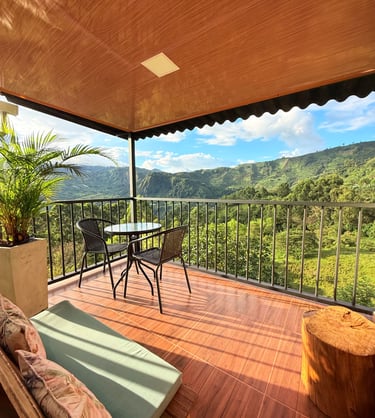Balcón con vista a las montañas