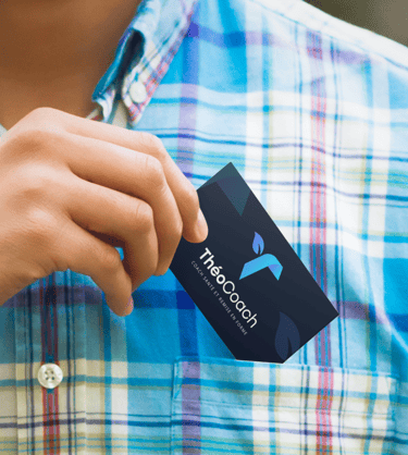 Un homme glissant une carte de visite de coach santé et fitness dans sa poche.