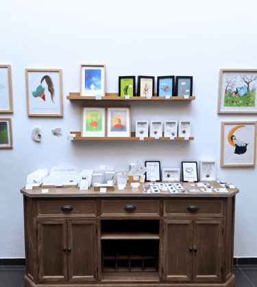 Meuble ancien en bois servant de présentoir avec des étagères murales