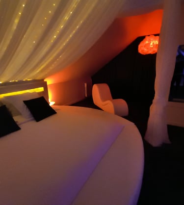 chambre de la love room morbihan avec sofa tantra et jacuzzi privatif