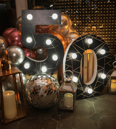 un décor d'anniversaire avec le chiffre 50 entouré d'une guirlance