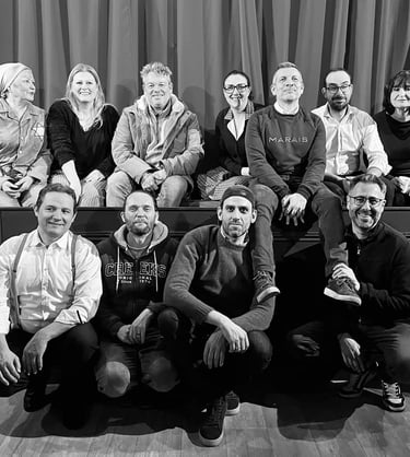 Photo de la troupe AntiGrogne au complet en 2025 en présence de l'auteur de la pièce Résistance(s)