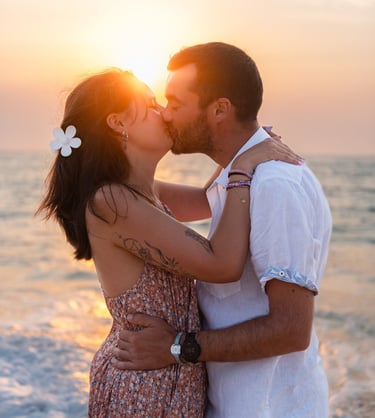 photo d'un couple qui s'embrasse au coucher du soleil dans les Landes