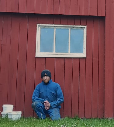 Traditionnal red barn pain matte finish man who begin painting